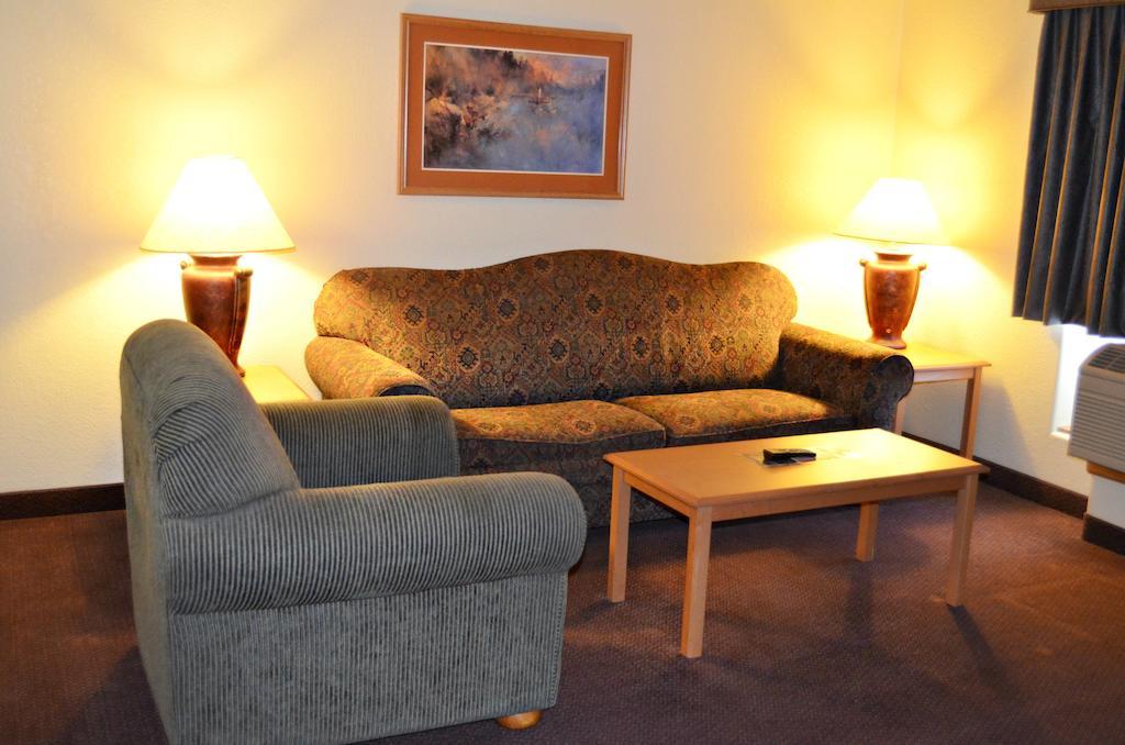 Fossil Creek Hotel & Suites Russell Eksteriør billede