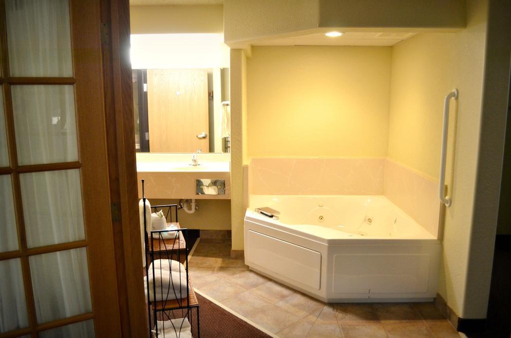 Fossil Creek Hotel & Suites Russell Eksteriør billede