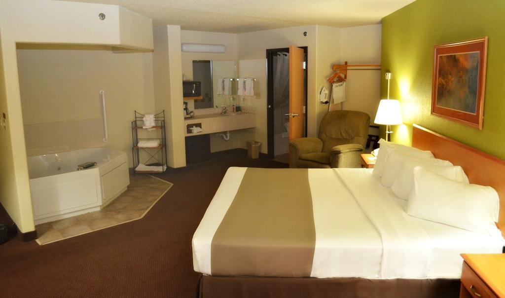Fossil Creek Hotel & Suites Russell Eksteriør billede