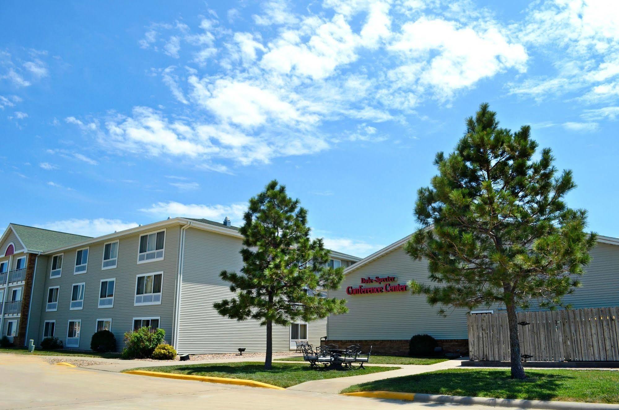Fossil Creek Hotel & Suites Russell Eksteriør billede